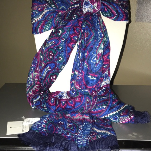 Liz Claiborne scarf. - Picture 2 of 4